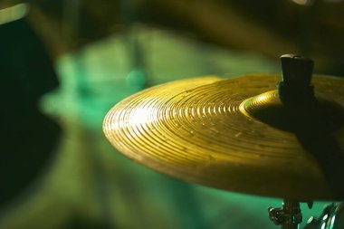 Ayrıntılı bir pil bir rock grubunun plaka. Yumuşak ve renkli ışıkları ile çekim