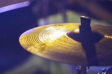 Ayrıntılı bir pil bir rock grubunun plaka. Yumuşak ve renkli ışıkları ile çekim
