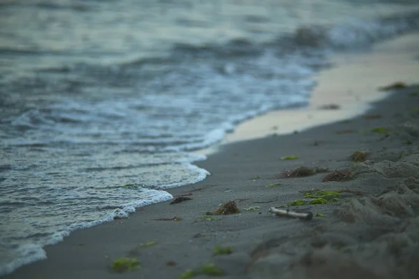 Detalhe Água Mar Que Quebra Costa Praia Areia — Fotografia de Stock