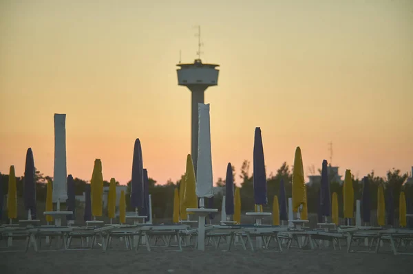 Stabilimento Balneare Ora Chiuso Durante Crepuscolo Con Fondo Del Paese — Foto Stock