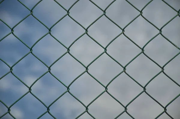 Detail Eines Drahtgeflechts Mit Makroaufnahme Und Hintergrund Das Blau Des — Stockfoto