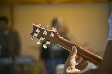 Ayrıntı bıçak ve bir konserde canlı oynarken bir elektro gitar mekaniği