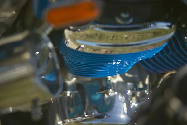 Motor Van Een Kleurrijke Aangepaste Blauwe Motorfiets Met Glinsterende Verchroomde — Stockfoto