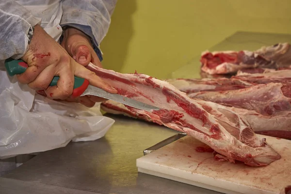 Κρεοπωλείο Που Χρησιμοποιώντας Ένα Μαχαίρι Είναι Φέτες Κρέας Προκειμένου Πωλούνται — Φωτογραφία Αρχείου