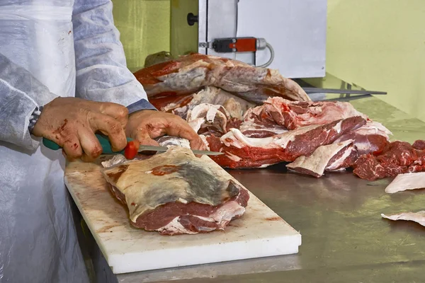 Мясник Мясной Лавке Удалить Лишний Жир Большого Мяса Порезанного Специальным — стоковое фото