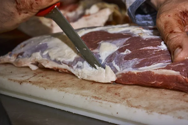 Açougueiro Que Usa Uma Faca Está Cortando Carne Para Ser — Fotografia de Stock