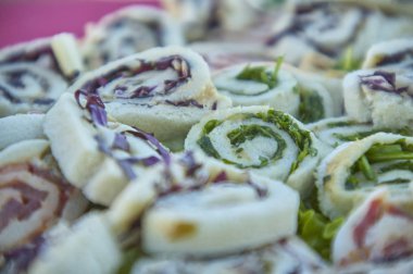 Sebze ve ton balığı, aperatifler ve kokteyller, için ideal bir sembol yaratıcı ve tipik İtalyan mutfağının 2 atış makroda çok yuvarlak parça döküntüleri vardır.