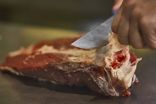 Açougueiro Que Usa Uma Faca Está Cortando Carne Para Ser — Fotografia de Stock