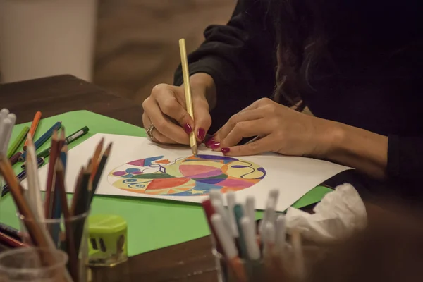 Mani Curate Una Donna Che Disegna Mandala Tavolo Pieno Oggetti — Foto Stock