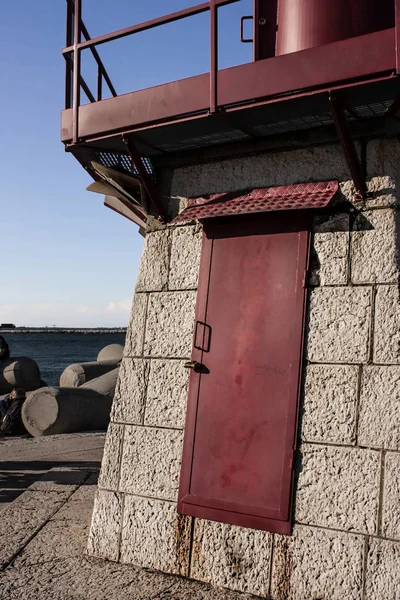 Червоний Пофарбовані Залізних Дверей Належачий Маяка Гребля Соттомаріна Італії Венето — стокове фото