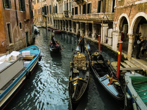 Clash Two Venetian Gondolas One Most Beautiful Characteristic Canals Whole — Stock Photo, Image