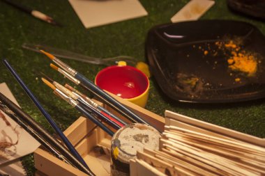 Fırçalar ve renkler: boyamak için gereken.