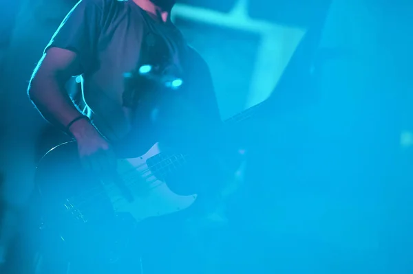 Részlet Rock Roll Zenész Aki Játszik Basszus Live Egy Koncerten — Stock Fotó