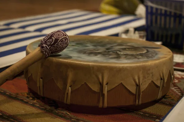 シャーマン ドラム式などの特別な儀式でアヤワスカの使用と使用 — ストック写真