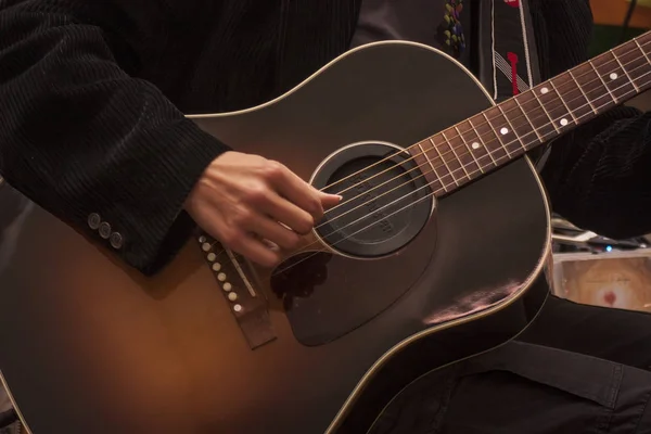 Imagem Uma Guitarra Tradicional Enquanto Tocada Por Músico — Fotografia de Stock