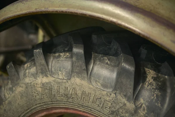 Detalle Neumático Tractor Con Sus Grandes Muescas Para Hacer Adherencia —  Fotos de Stock