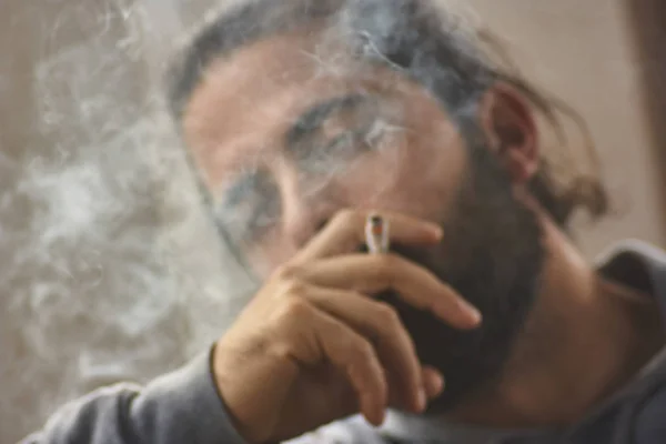 Menino Fumando Cigarro Imagem Embaçada Para Usar Como Fundo Desenhos — Fotografia de Stock