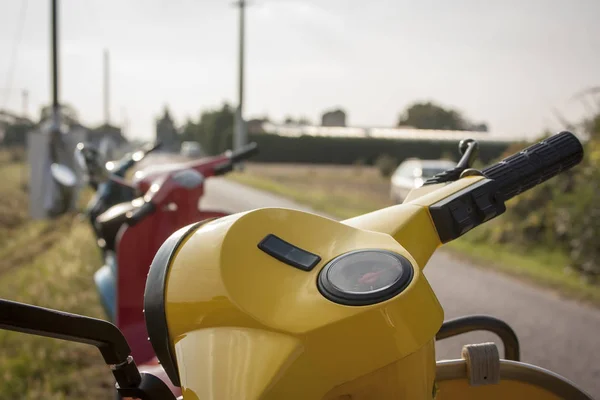 Nasıl Bir Scooter Sürücü Olduğunu Görmek Sarı Bir Scooter Kişinin — Stok fotoğraf