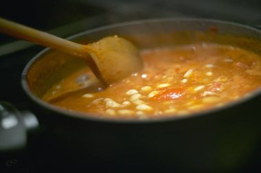 Sobada yemek pişirirken et suyu ya da çorba karıştırılır ve servis edilecek en iyi yemeği yapmak için karıştırılır..