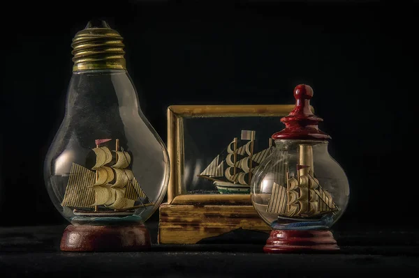 な形状のガラスのケースの中のボトルの船 ヴィンテージ装飾アイテムの静物 — ストック写真