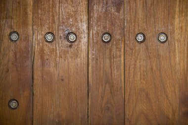 Koyu ahşap plakalar maruz kalan vida ile doku.