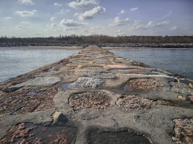 Geniş açı bir uçurum İtalya Rosolina Mare beach deniz ortasında görünümünü: açık gökyüzü ile bir kış gününde cliff üzerinde ortalanmış atış.