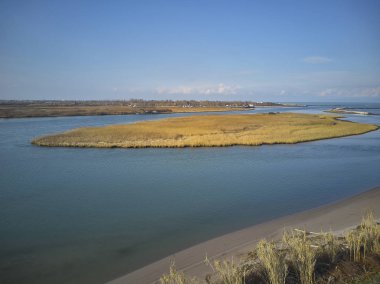 İtalya Po Nehri'nin ağzında hava görünümünü; bir dron göz tarafından görülen bir benzersiz ve kirlenmemiş manzara.