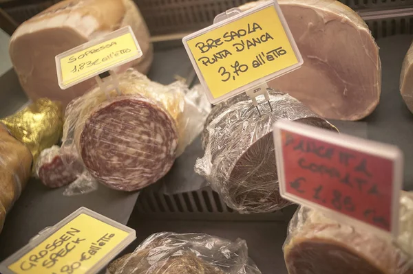 Muchas Salchichas Carne Venta Mercado Una Expresión Cocina Italiana — Foto de Stock