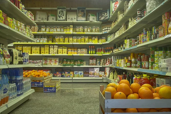 Interior Supermercado Con Vista Estantes Llenos Productos Comestibles Exhibición — Foto de Stock