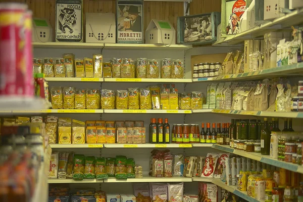 Detalle Los Estantes Una Tienda Conveniencia Llena Paquetes Diversos Alimentos — Foto de Stock