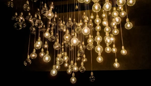 Birçok teller asılı ampuller ışık ve çevresindeki karanlığı aydınlatmak için yaktı.