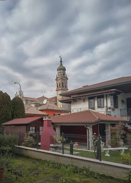 位于威尼托 意大利 Crespino 历史村建筑线的补发与中心教堂的钟塔 — 图库照片