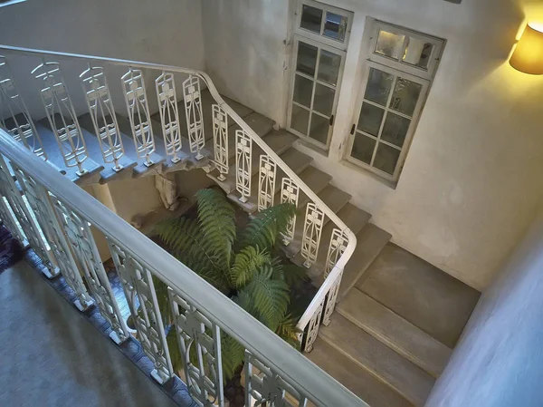 時代の家の中の螺旋階段の詳細 — ストック写真