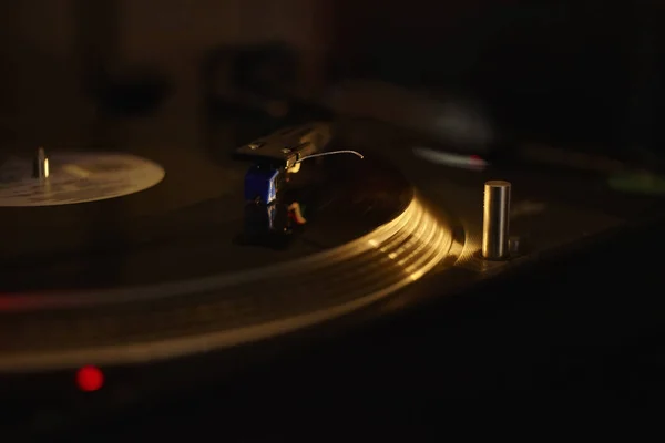 Retro Gramofon Při Přehrávání Vinylových Desek — Stock fotografie