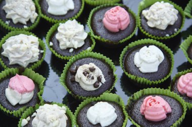 Tepsi dolu büfe için sırada çikolatalı hamur işleri.