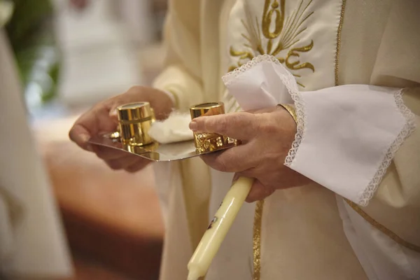 Krom korkutma yağlar ve rahip tarafından Hıristiyan ve Katolik Vaftiz ayini sırasında kullanılan catechumens kaplar.