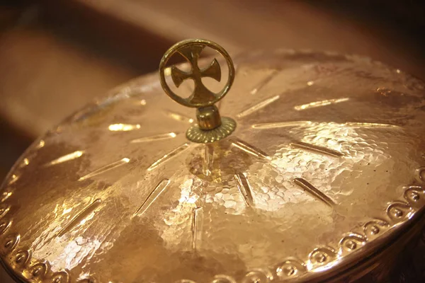 カトリック キリスト教の洗礼の儀式の礼拝式のオブジェクトとして使用上記のクロスを銅ボウルの詳細 — ストック写真
