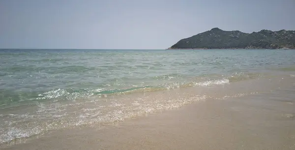 Кристаллическое Море Волнами Разбивающимися Песке Пляжа Погруженного Типичный Ландшафт Южной — стоковое фото