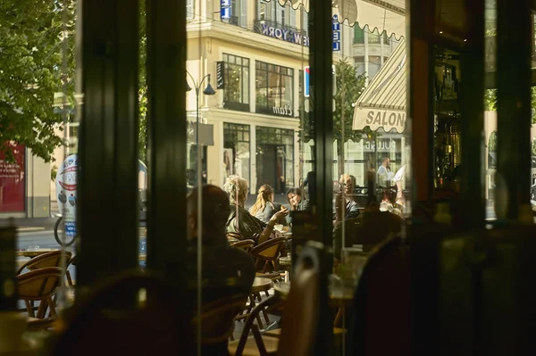每日生活场景的细节在尼斯的早晨 在中央大街的酒吧享用早餐 — 图库照片