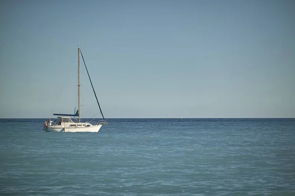 Όμορφο Ιστιοφόρο Ενώ Πλέετε Στη Θάλασσα Κοντά Στην Ακτή Έτοιμο — Φωτογραφία Αρχείου