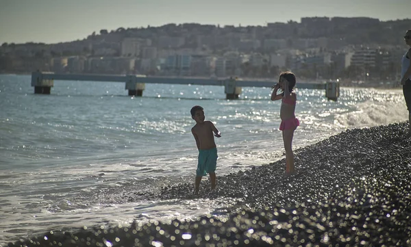 Coppia Bambini Che Divertono Sulla Spiaggia Nizza Tramonto — Foto Stock