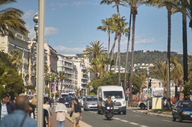 Öğlen Waterfront yolda güzel trafik günlük yaşamda sahne.