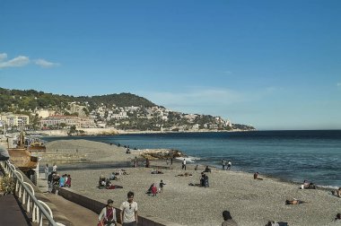 İnsanlarla güzel Beach panoramik görüntü güneşlenmek çakıl plaj önünde eşsiz bir panorama.