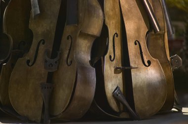 Eski vintage keman şimdi parçalara azaltılmış ve benzersiz küme içinde paketlenmiş.