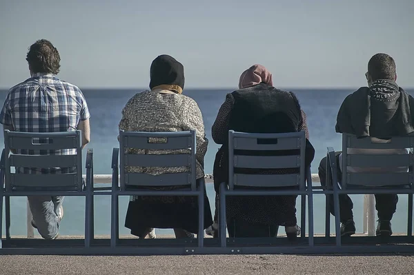 Quatro Pessoas Sentadas Beira Mar Que Com Paz Tranquilidade Apreciam — Fotografia de Stock