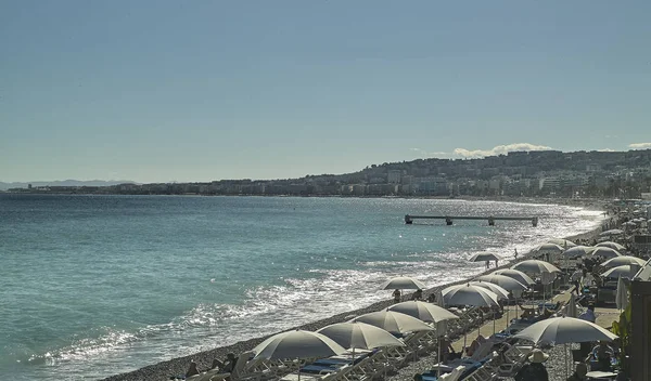 都市のすべてのプロファイルを見ることができる海の上からフランスの海岸の景色 — ストック写真