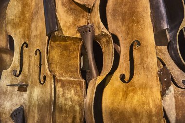 Eski bir sanatsal heykel oluşturmak için birlikte montajı keman adet