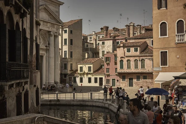 Kis Falucskában Velence Tömeg Turisták Akik Látogatják Egyedülálló Híres Város — Stock Fotó