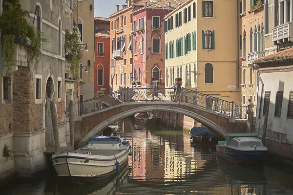 Pequena Rua Veneza Com Edifícios Históricos Que Diretamente Com Vista — Fotografia de Stock