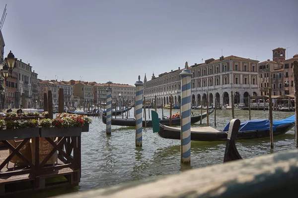 Kilátás Nyílik Grand Canal Velence Gondolák Kikötve Előtérben — Stock Fotó